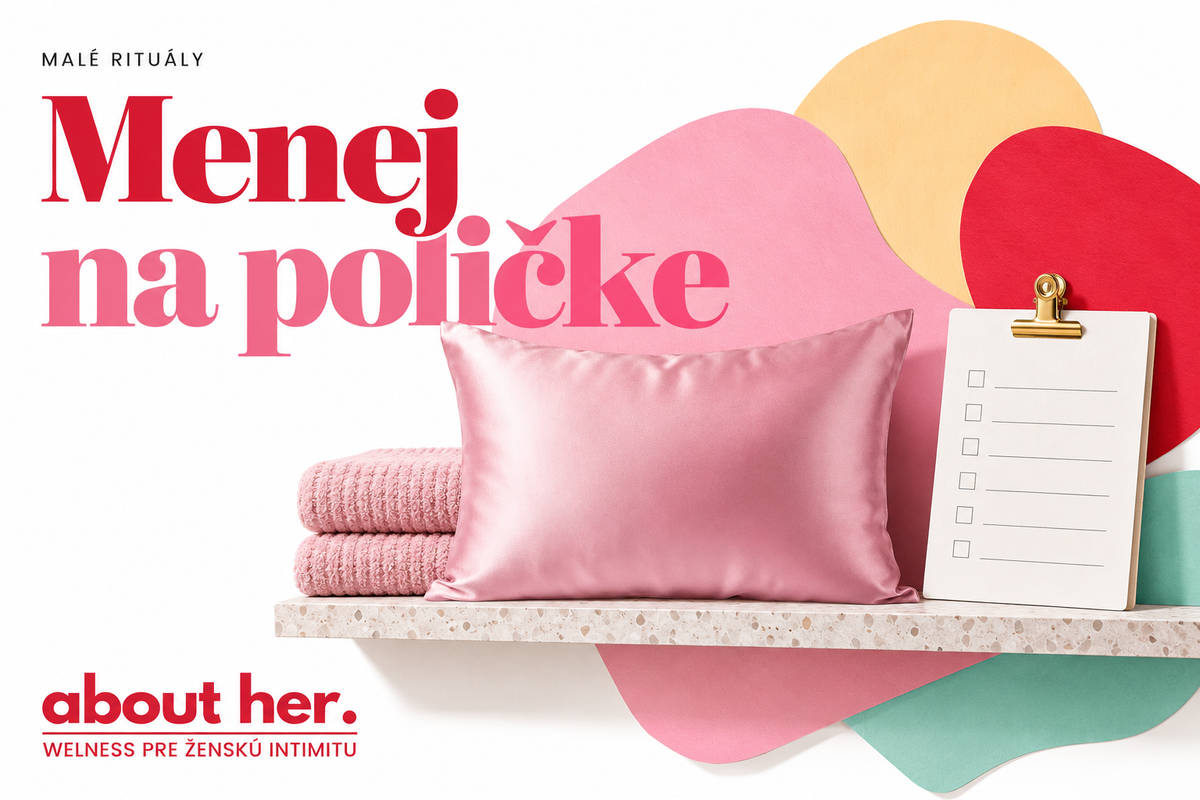 A pink pillow, folded towels and a checklist on a shelf, with a Slovak headline about having less on the shelf.
